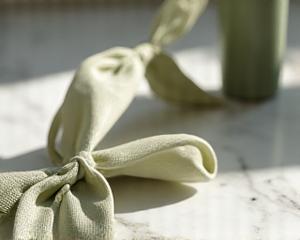 Nærbillede af Scandi-inspirerede vaser i studiet